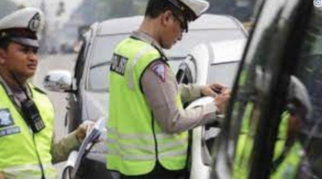 VIRAL Gara-gara Ngebut, Pengendara Mobil Retak dan Tolak Ditilang, Tangan Polisi Tergores