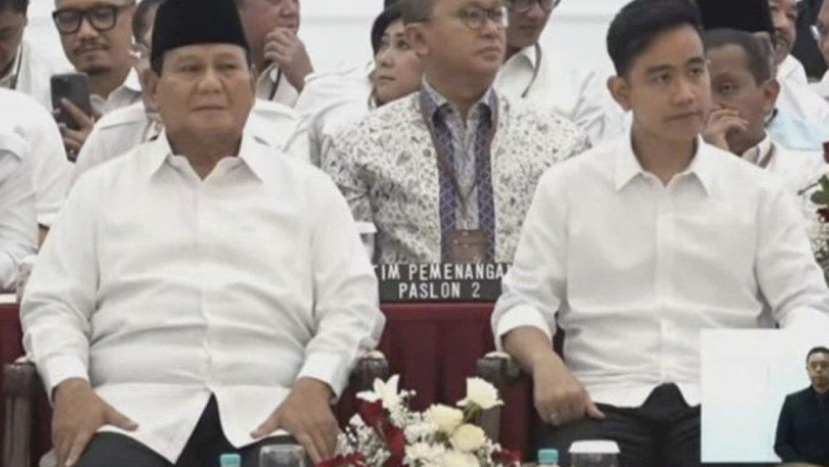 Gaya Prabowo dan Gibran Rakabuming di KPU, bernuansa putih berpeci, sah untuk dipilih sebagai presiden dan wakil presiden