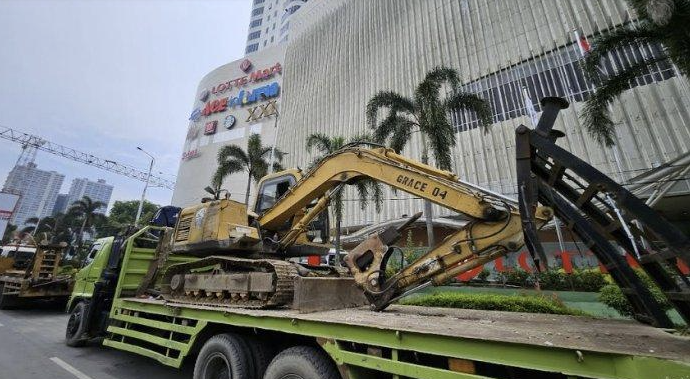 BREAKINGNEWS: Center Point Mall akan segera dibongkar, alat berat Pemko Medan sudah terparkir di depan mall